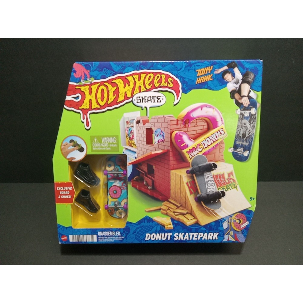 Hot Wheels Skate DONUT SKATEPARK with Exclusive Skateboard and Shoes Toy Set